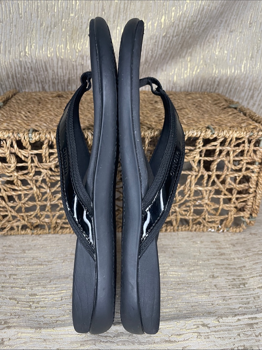 Vionic TIDE  Black Flip Flop Sandals Sz 9 Men’s MINT! - Picture 4 of 8
